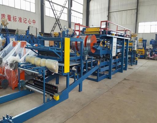Macchina per la formatura a rulli di pannelli sandwich in schiuma metallica doppia con larghezza sviluppata di 1000 mm, velocità di produzione da 0 a 5 m/min e spessore del prodotto da 50 a 250 mm