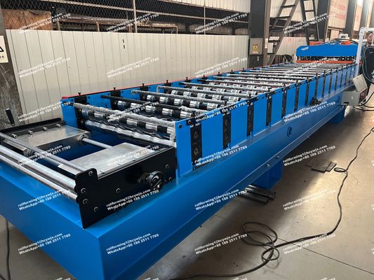 Macchina per la formazione di pannelli di copertura di piastrelle metalliche