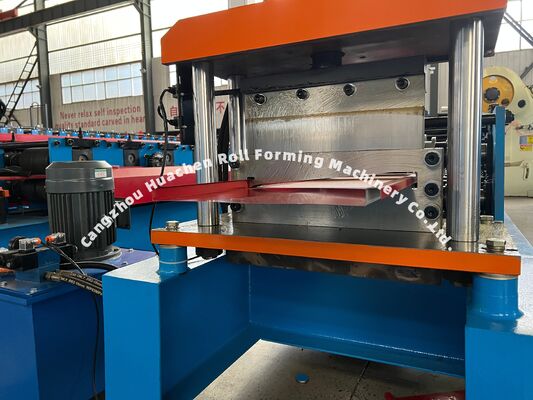 Macchina per la formazione di rotoli di pannelli di parete in acciaio freddo