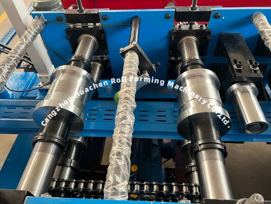 Macchina automatica per la profilatura di pannelli murali