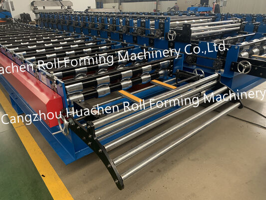 Una macchina per la produzione di pannelli di tetto metallici per la produzione di pannelli di tetto ondulati a piastrelle mediante processo di laminazione