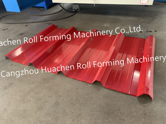 Una macchina per la produzione di pannelli di tetto metallici per la produzione di pannelli di tetto ondulati a piastrelle mediante processo di laminazione