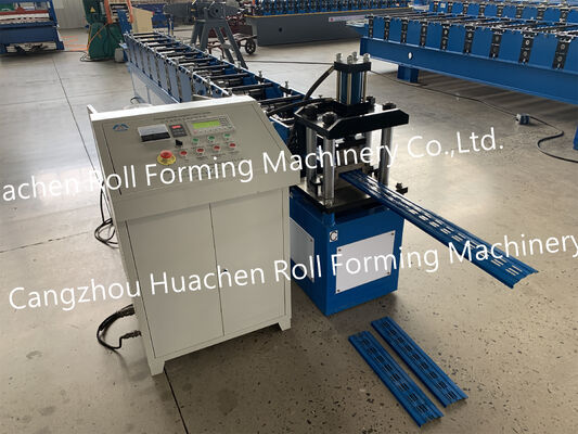 Macchina per la formazione di pannelli per tetti e pareti