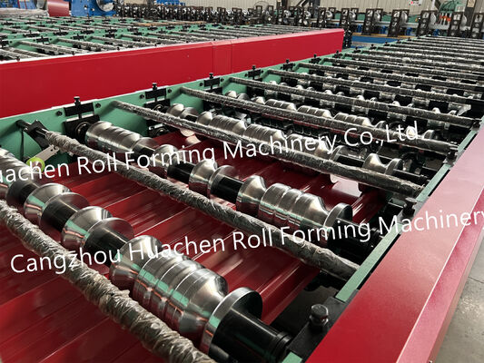 Macchine per la formazione di pannelli di copertura a profilati mono strati di piastrelle metalliche in acciaio