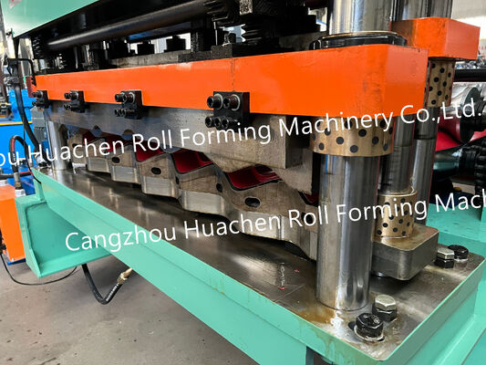 Macchina per la formazione di profili di rotoli per tetti di lamiere metalliche in acciaio ondulato