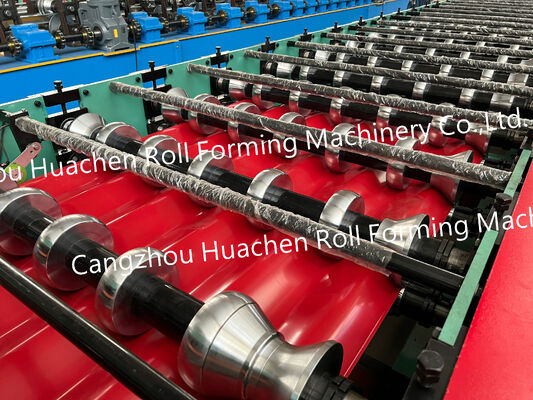 Macchina per la formazione di profili di rotoli per tetti di lamiere metalliche in acciaio ondulato
