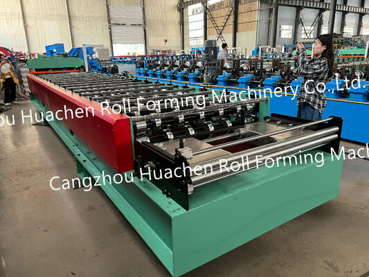 Macchina per la formazione di profili di rotoli per tetti di lamiere metalliche in acciaio ondulato