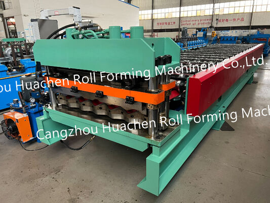 Macchina per la formazione di profili di rotoli per tetti di lamiere metalliche in acciaio ondulato