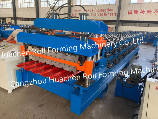 Macchina per la formazione di fogli di pannelli metallici a doppio strato per tetti e rivestimenti