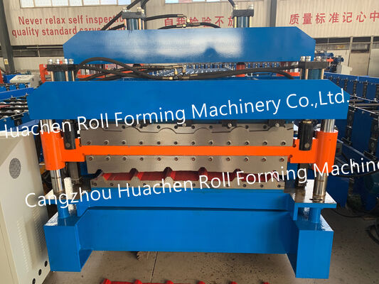 Macchina per la formazione di fogli di pannelli metallici a doppio strato per tetti e rivestimenti