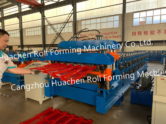 Macchina per la formazione di fogli di pannelli metallici a doppio strato per tetti e rivestimenti