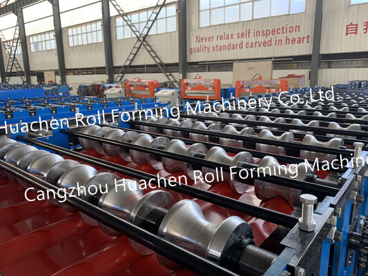 Macchina per la formazione di fogli di pannelli metallici a doppio strato per tetti e rivestimenti
