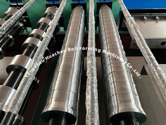 Macchina per la produzione di lamiere di copertura in acciaio metallico