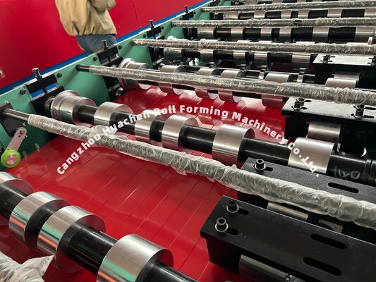 Macchina per la produzione di lamiere di copertura in acciaio metallico