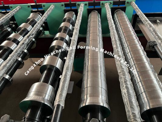 Macchina per la produzione di lamiere di copertura in acciaio metallico