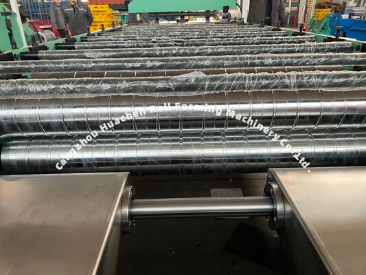 Macchina per la produzione di lamiere di copertura in acciaio metallico