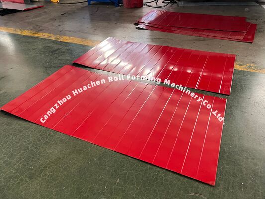 Macchina per la produzione di lamiere di copertura in acciaio metallico