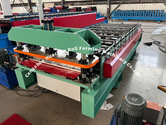 Macchina per la produzione di lamiere di copertura in acciaio metallico