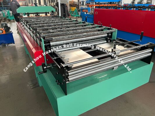 Macchina per la produzione di lamiere di copertura in acciaio metallico