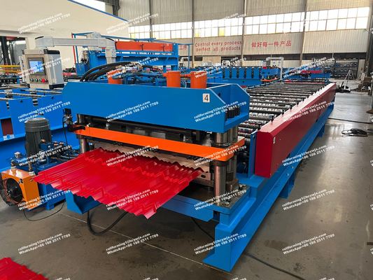 Macchina per la formazione di pannelli di copertura di piastrelle metalliche