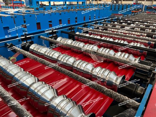 Macchina per la formazione di pannelli di copertura di piastrelle metalliche