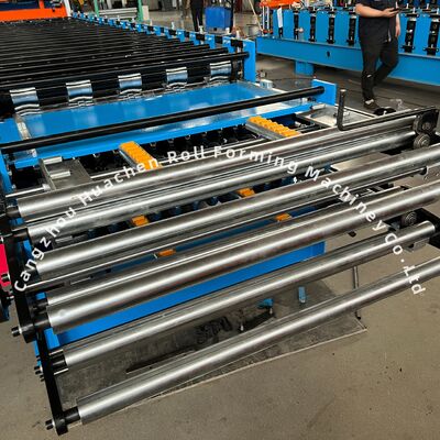 Macchina per la formatura di rotoli a doppio strato per coperture metalliche con velocità di 15 m/min, spessore 0,3-0,6 mm e trasmissione a catena