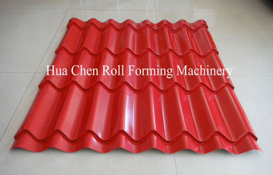 Il tetto di mattonelle riveste la macchina di ondulazione