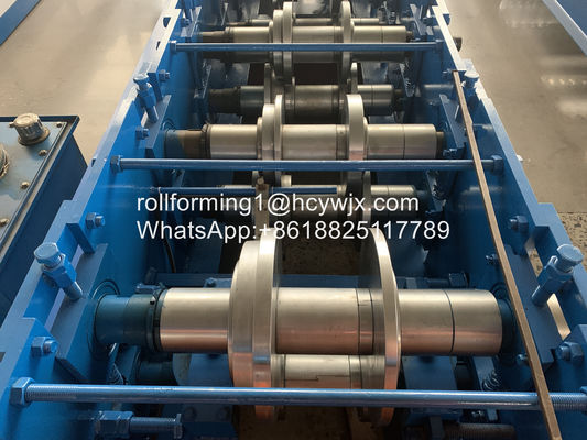 struttura di porta d'acciaio che fa macchina