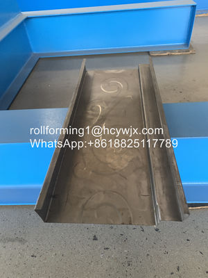 struttura di porta d'acciaio che fa macchina