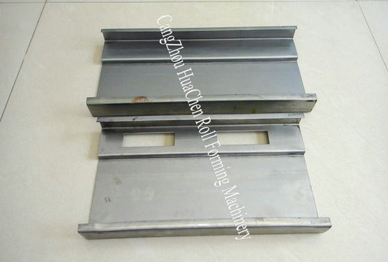 Rotolo d'acciaio galvanizzato della struttura di porta che forma macchina 1.2mm con i fori della serratura della perforazione